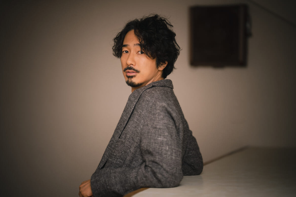 眞島秀和「稽古や本番のたびに増えていく課題。そうした苦労こそが僕にとっての舞台の醍醐味」