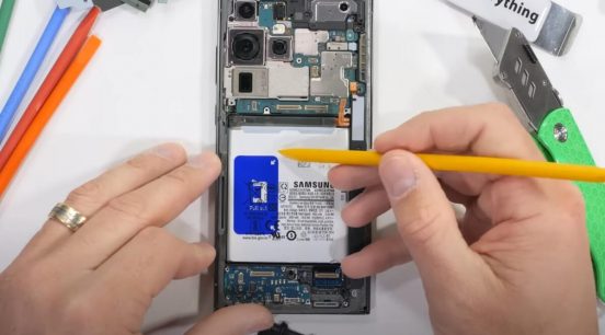 Galaxy S23 Ultra、バッテリーの取り外しがカンタンに！ 大量の接着剤も使われていない？