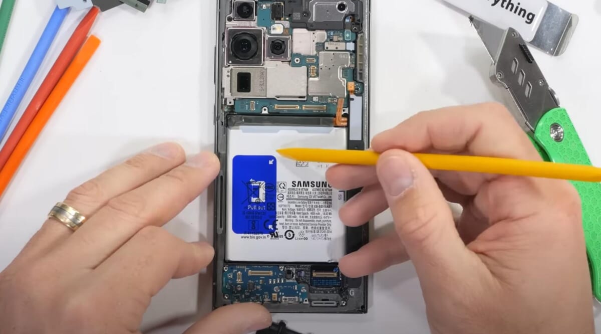 Galaxy S23 Ultra、バッテリーの取り外しがカンタンに！ 大量の接着剤も使われていない？
