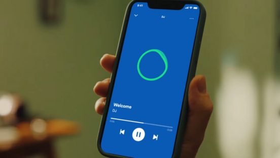 Spotify、AIが選曲・解説してくれる「AI DJ」を海外で開始！ 本物のDJのように楽曲解説してくれます