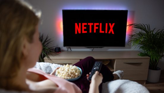Netflix、空間オーディオ対応作品を700以上に拡大　ダウンロード可能デバイスも4台→6台に