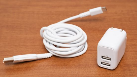 最低限、これを持っていればどうにかなる！ スマホ用充電器選びのお悩みを解決するAC充電器＋ケーブルセット