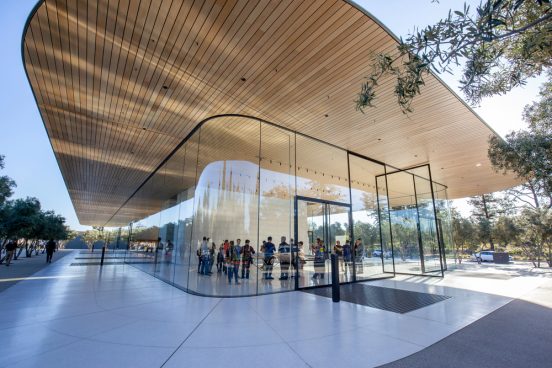 iPhone発表イベントも対面式に？ アップル社内AIサミットがリアルタイムライブになる噂