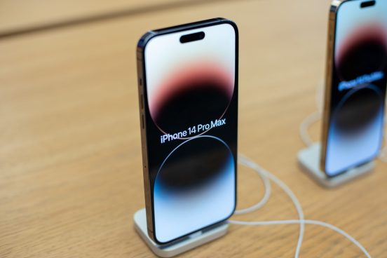 iPhone 15 Pro Maxのディスプレイはさらに明るくなる？ 現行モデルは2000 nits