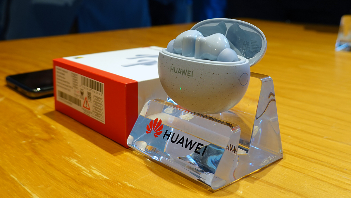 高性能なノイキャンとLDAC対応で1万円台前半、ファーウェイが完全ワイヤレスイヤホン「HUAWEI FreeBuds 5i」発売