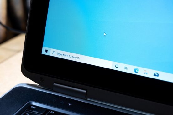 新たな進歩の予感！ Windows 11が「タスクバー」の位置を動かすテストを始めていた