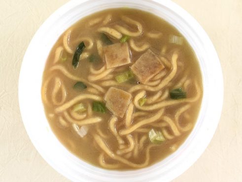 「大阪総合1位」の実力を見よ！ ファミマの「桐麺 濃厚鶏白湯しょうゆ」が放つ奥深いスープの旨味