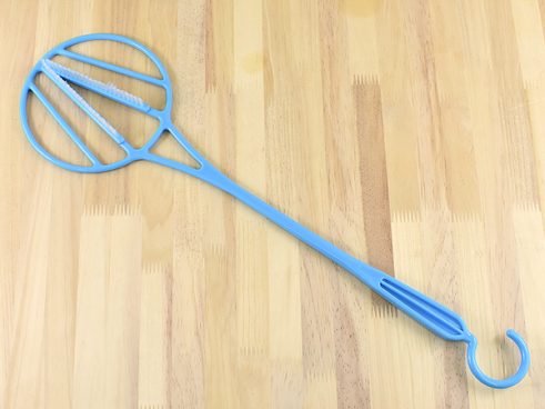 画期的なふとんたたきが登場！ 「ブラシ付ふとんたたき」でふとんに付いた気になるゴミも払い落とす