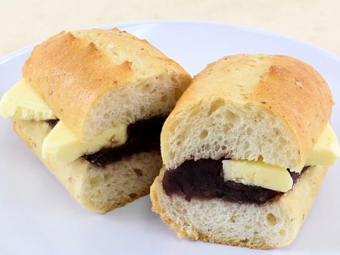 フランス発祥スイーツに注目！ ハード系サンド「カスクート あんことバター」（セブン）は食べごたえ満点の一品