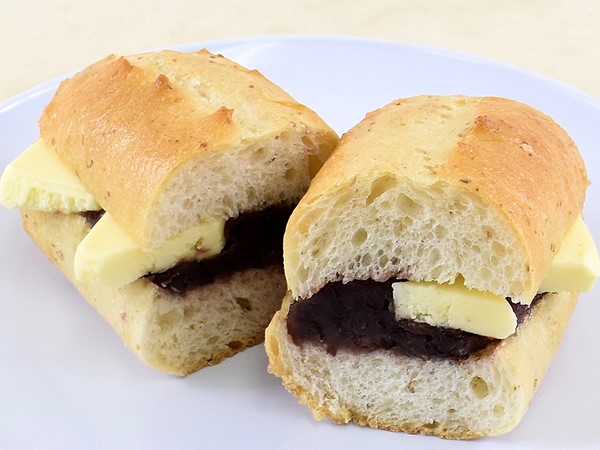 フランス発祥スイーツに注目！ ハード系サンド「カスクート あんことバター」（セブン）は食べごたえ満点の一品