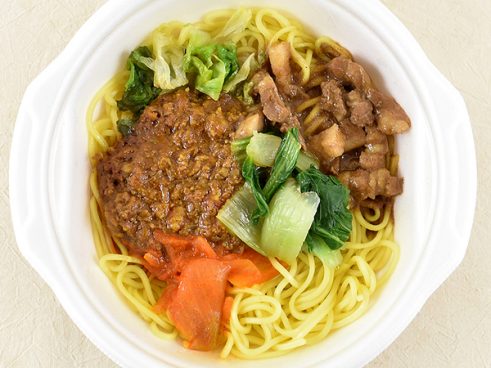 新宿の名店「魯珈」監修！ セブンの「キーマカレー＆ルーロー麺」は2つの味が1つになった刺激的な一品