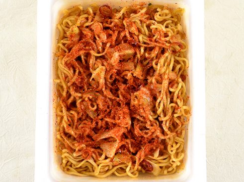 旨みを味わう余裕がありません… 「ペヤング 速汗獄激辛やきそば一味プラス」が放つ圧倒的な辛さにノックダウン