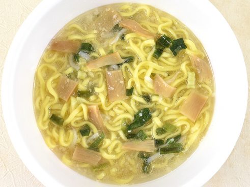 “濃厚背脂”の名店が放つ圧倒的な魅力！ ファミマの「なりたけ監修 しょうゆラーメン」からあふれるスープの旨み