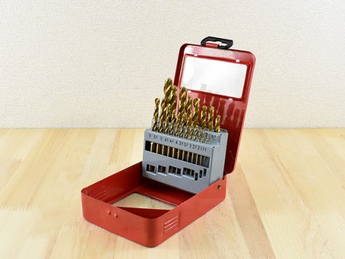 【モノタロウ】21本入りでコスパ最強！ チタンコーティングの「ストレートドリルセット」は切れ味抜群