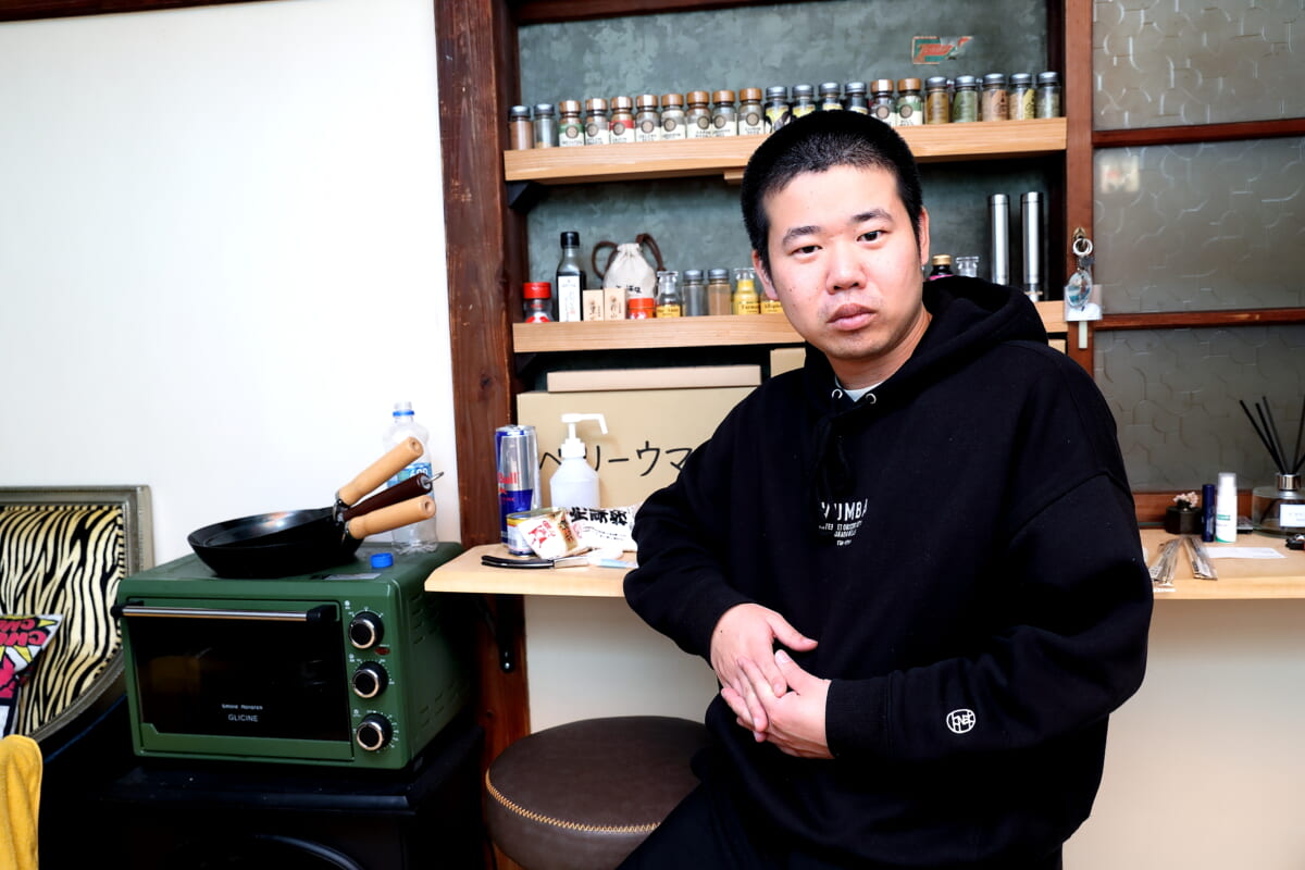 港区なのに家賃3万7千円！YouTubeが話題のピン芸人・岡田康太。噂の自宅へ突撃訪問インタビュー