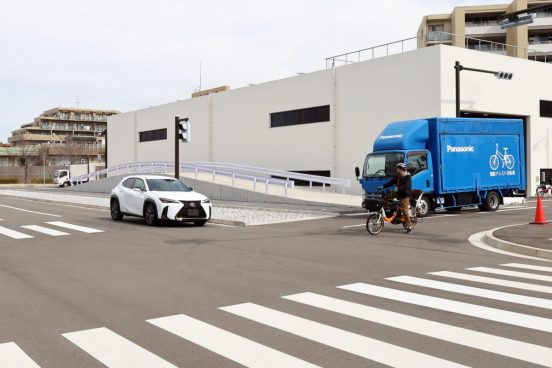 「出会い頭の事故」を防ぐ未来の電動自転車。実証実験で行われているのは？