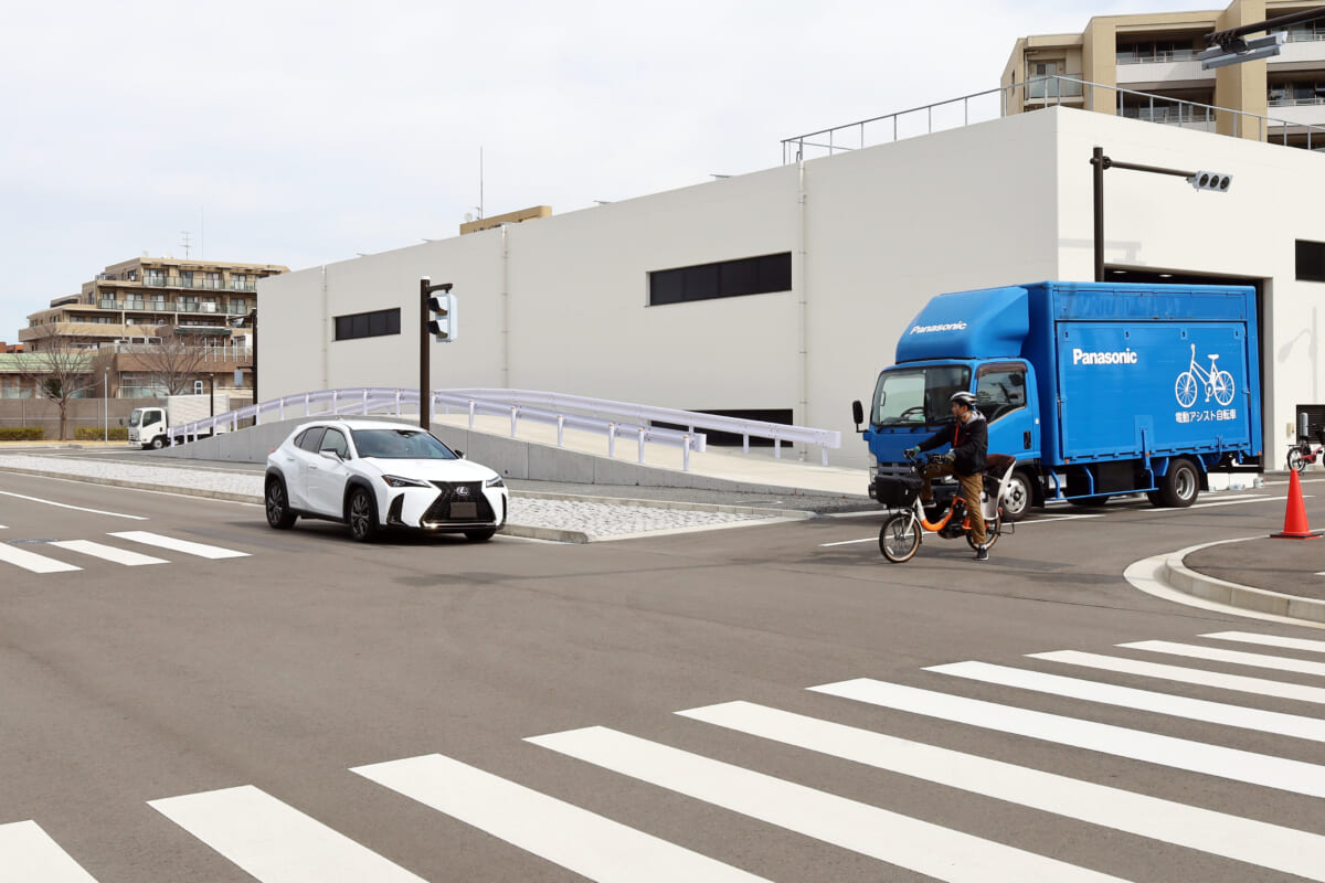 「出会い頭の事故」を防ぐ未来の電動自転車。実証実験で行われているのは？