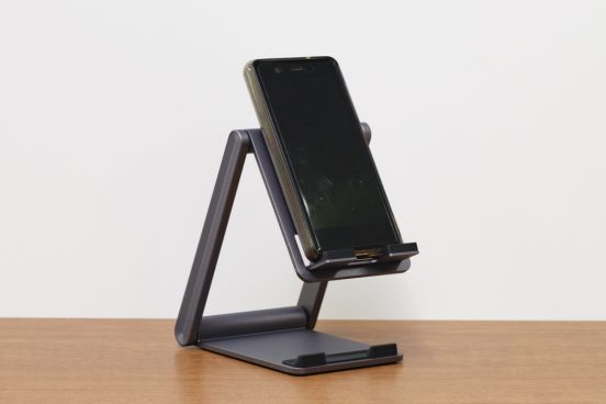 シュッと煌めく、ワンランク上の「プレミアムモデル」……3WAYで使えるスマホ・タブレットスタンド用アルミスタンド
