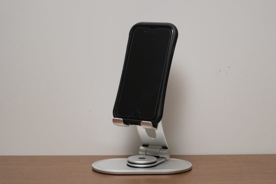 360度回転するから、向きも角度も高さも自由！ アルミボディでスッキリデザインなスマホ＆タブレットスタンド