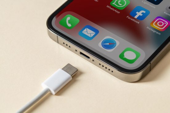 iPhone 15 Pro、非認証ケーブルだと転送・充電スピードダウン？