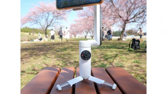 「お～認識が速い！」AI自動追尾が感動レベルで動画撮影がはかどるスマホ用ジンバル「Insta360 Flow」レビュー