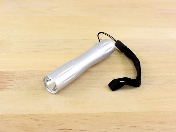 【モノタロウ】ちょっと照らしたい時にすぐ使える！ 持ち運びに便利な「LEDハンディミニアルミライト」
