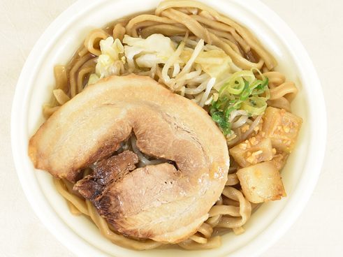 手にした瞬間ヤバさがわかる！ セブンの「とみ田監修デカ豚ラーメン ワシワシMAX」は圧倒的ボリューム感が押し寄せる1杯