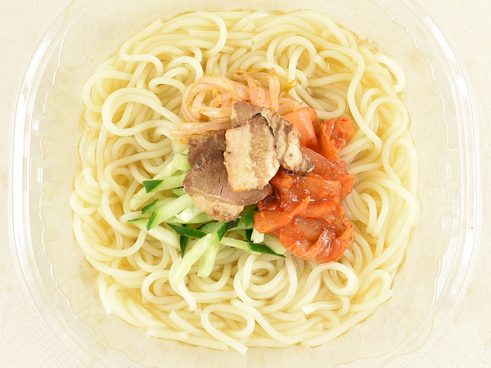 なんだこの麺の弾力は……「牛スープの旨み盛岡風冷麺」（ファミマ）が放つスープの旨み＆プルプル食感