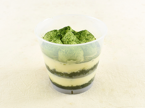 押し寄せる宇治抹茶の風味！ 創業450年の老舗が放つ「宇治抹茶のティラミス」（ファミマ）は上品な苦味がポイント