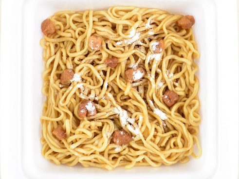韓国の人気チェーン「ネネチキン」監修！ 「スノーウィングチキン味焼そば」（ローソン）からあふれるチーズの香り