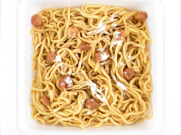 韓国の人気チェーン「ネネチキン」監修！ 「スノーウィングチキン味焼そば」（ローソン）からあふれるチーズの香り