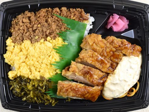 惜しみないボリューム感で大満足！ 「3色そぼろ＆チキン南蛮弁当」（ファミマ）は濃厚なタルタルソースが決め手