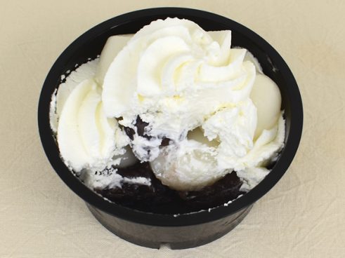 ホイップクリームの量がすごい！ ファミマの「白玉クリームぜんざい」は濃厚なのにクセのない甘みが最高