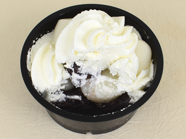ホイップクリームの量がすごい！ ファミマの「白玉クリームぜんざい」は濃厚なのにクセのない甘みが最高