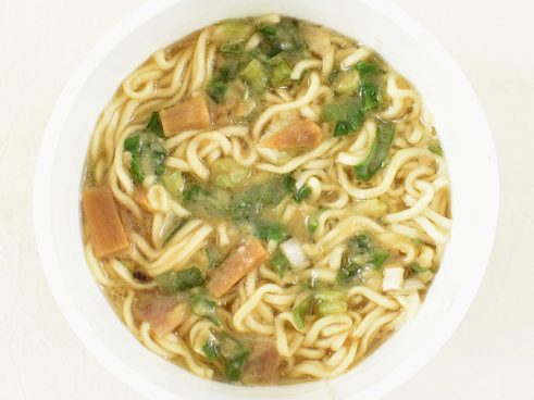 背脂のコクで風味アップ！ ファミマの「来来亭 背脂こってりラーメン」からあふれる豚骨醤油の味わい
