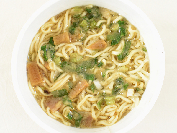 背脂のコクで風味アップ！ ファミマの「来来亭 背脂こってりラーメン」からあふれる豚骨醤油の味わい