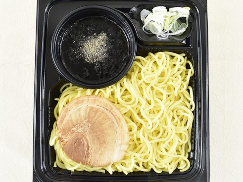麺・スープ・薬味の一体感！ ファミマの「ごま油香る和風つゆざるらーめん」は芳醇な香りを楽しむ一品