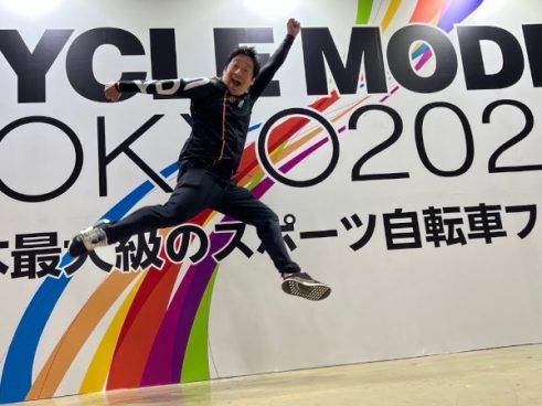 日常使いのヘルメット!? 安田大サーカス団長が日本最大級の自転車フェス「CYCLE MODE TOKYO 2023」で見つけたヘルメットが帽子みたい！