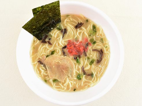 本場の味「長浜屋台やまちゃん」監修！ ファミマの「博多豚骨ラーメン」で堪能する臭みのない豚骨スープ