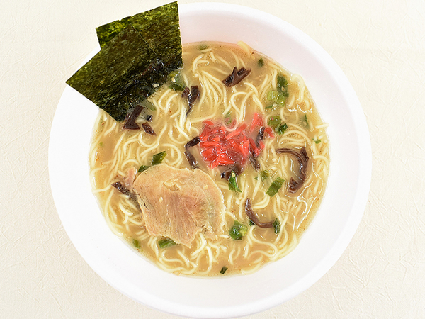 本場の味「長浜屋台やまちゃん」監修！ ファミマの「博多豚骨ラーメン」で堪能する臭みのない豚骨スープ
