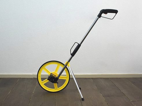 【モノタロウ】歩きながら測れる!? ライト付きなので夜でも計測可能な「ウォーキングメジャー」