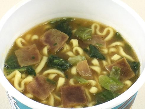 極太麺の食べごたえがすごっ！ ファミマの「横浜家系 豚骨醤油ラーメン」からあふれる濃厚なスープのコク