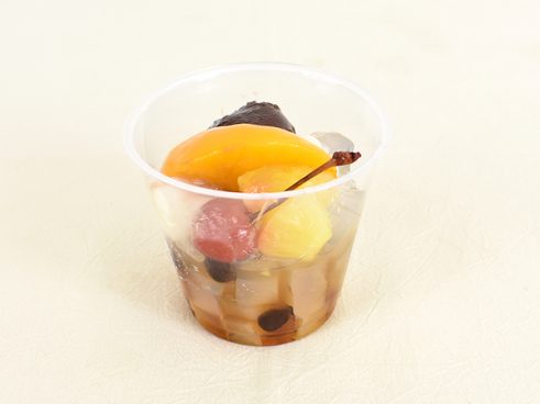 黒蜜で深みがアップ！ セブンの「フルーツ白玉あんみつ」はフルーツの持ち味を活かした伝統的な和スイーツ