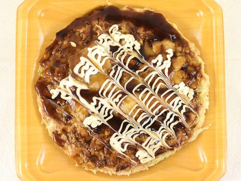 「ふっくら食感！」の名に偽りなし！ ファミマの「いかと豚肉のお好み焼」は歯ごたえと風味のダブルパンチが持ち味