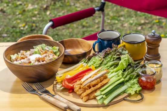 【KFC×キャンプ飯】 女子キャンにもおすすめ！　野菜たっぷりのKFCサラダレシピ