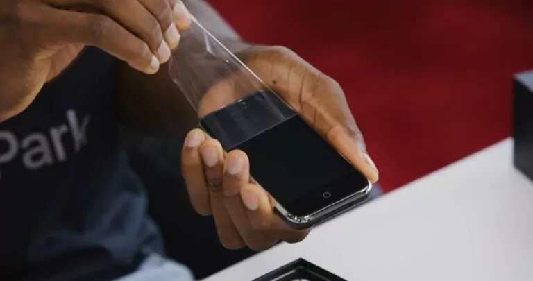 世界的YouTuber、4万ドルで落札した「未開封の初代iPhone」を電動ドライバーで開封！