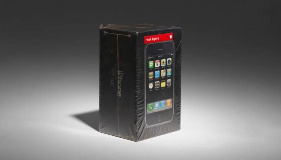 530万円だと!? 未開封の初代iPhone、またもや高値で落札。特徴は赤い「Lucky You」ステッカー