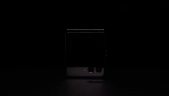 Motorolaが次期折りたたみスマホをチラ見せ。廉価な「Razr Lite」も？