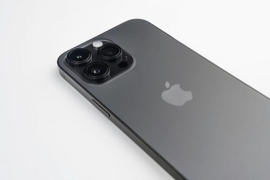 高級感アップ。iPhone 15／15 Plusの背面は曇りガラスに？