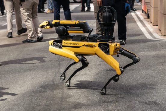 米ニューヨーク市警、犬型ロボット「デジドッグ」を再導入。爆弾事件など命に関わる状況だけで使うと約束